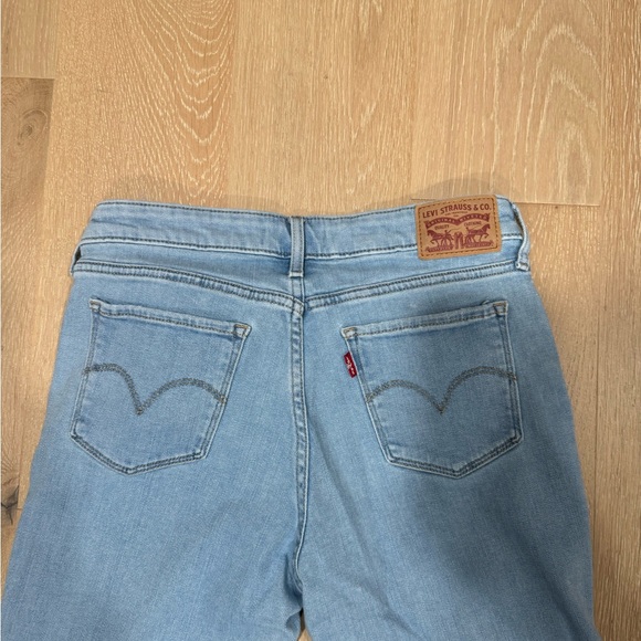 Women’s Levi’s 711 Cropped Jeans - Picture 3 of 4